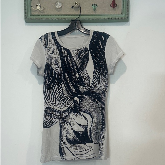 Lululemon Athletica orchid flower Black Gray Graphic Tee women’s medium - Picture 1 of 5
